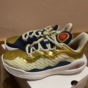 Steph Curry Gold big kids size 4